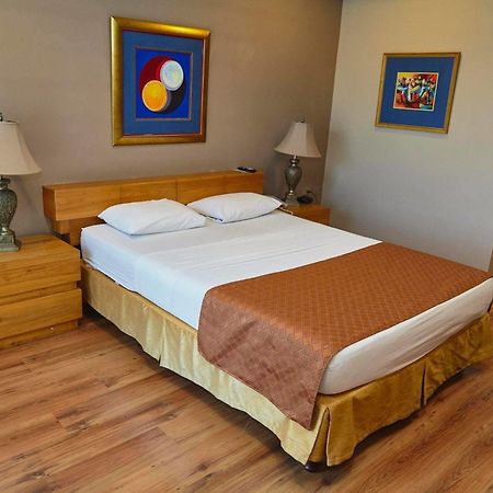 Tradewinds Hotel San Fernando Esterno foto