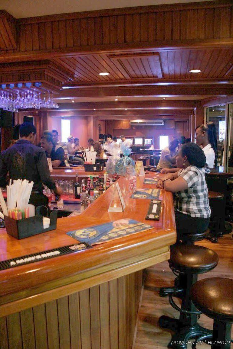 Tradewinds Hotel San Fernando Ristorante foto