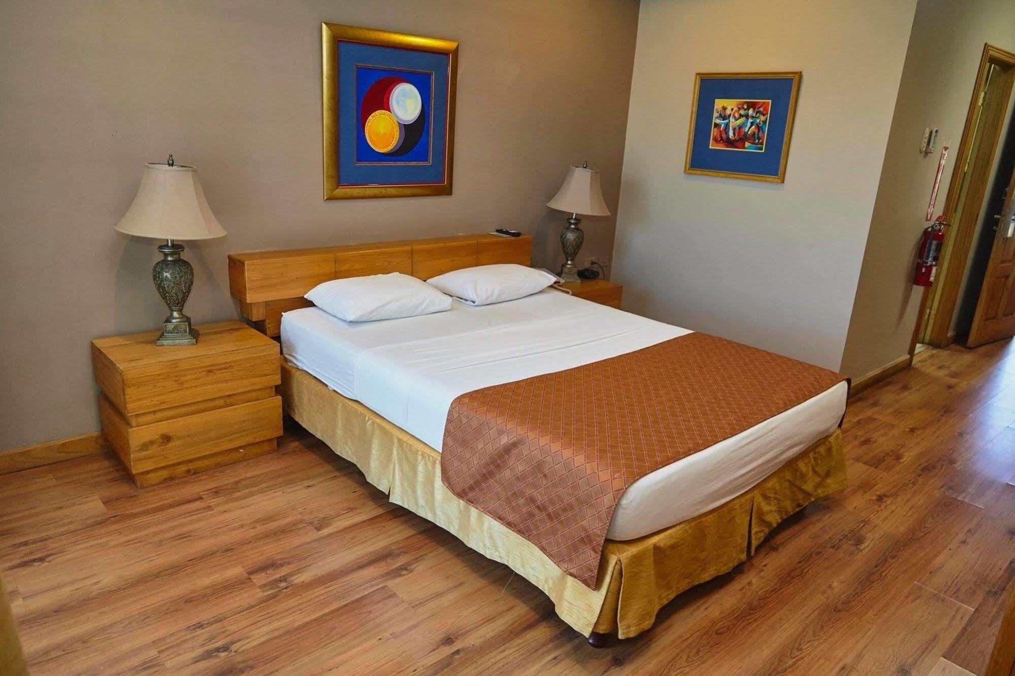 Tradewinds Hotel San Fernando Esterno foto