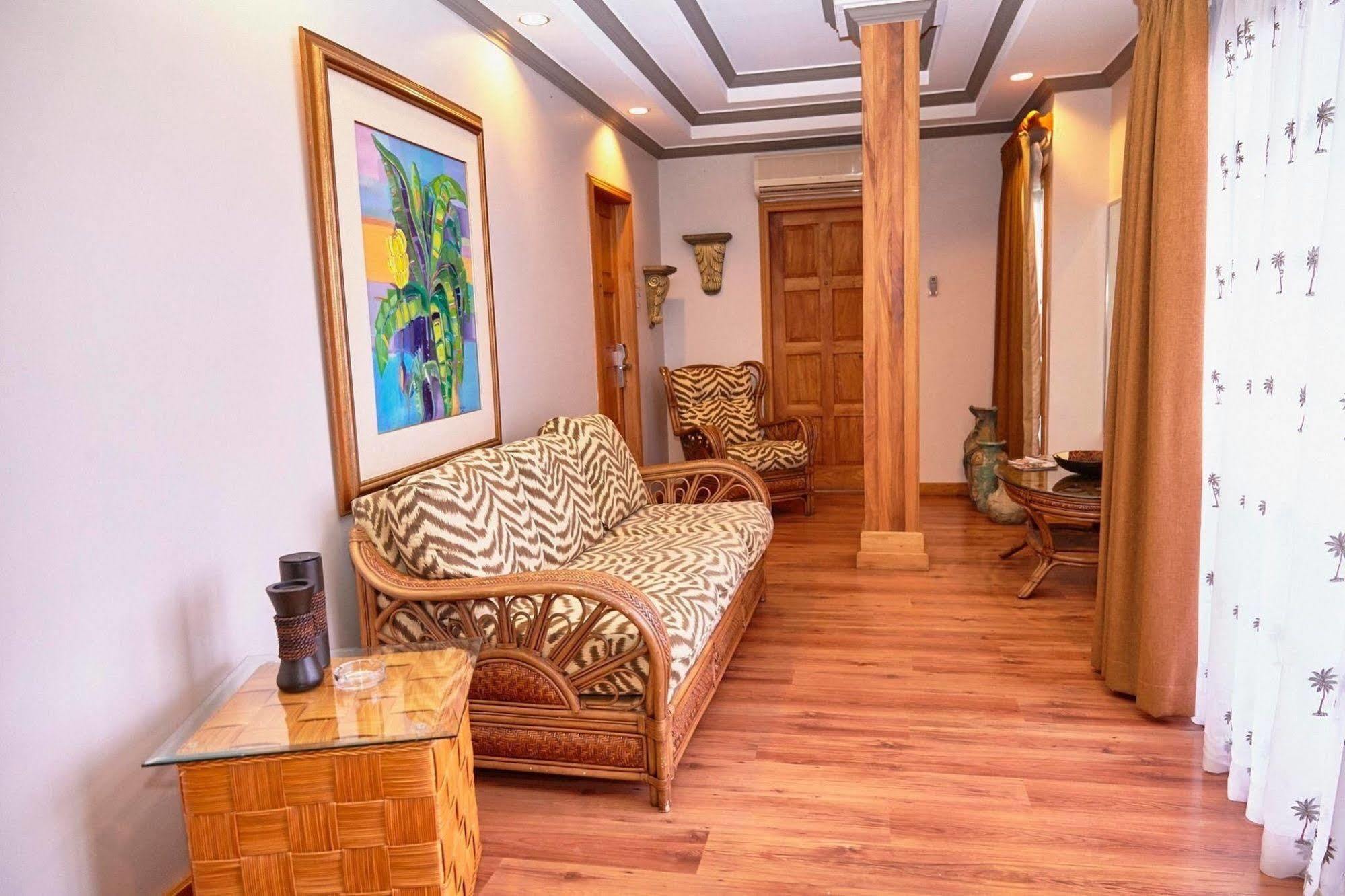 Tradewinds Hotel San Fernando Esterno foto
